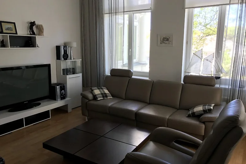 Woonkamer met een 50 inch TV.