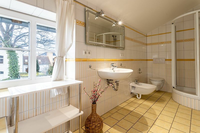 Modernes Badezimmer mit Dusche, Waschbecken und Badewanne.