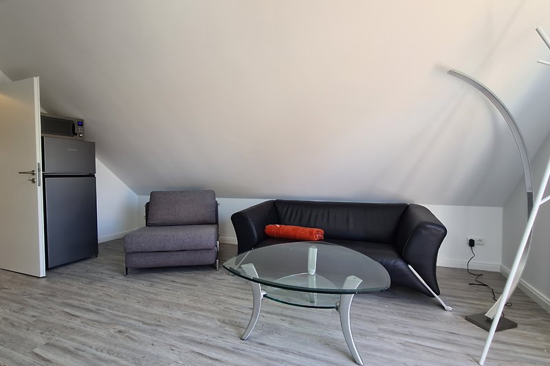 Wohnzimmer mit Essecke und Küchenblock