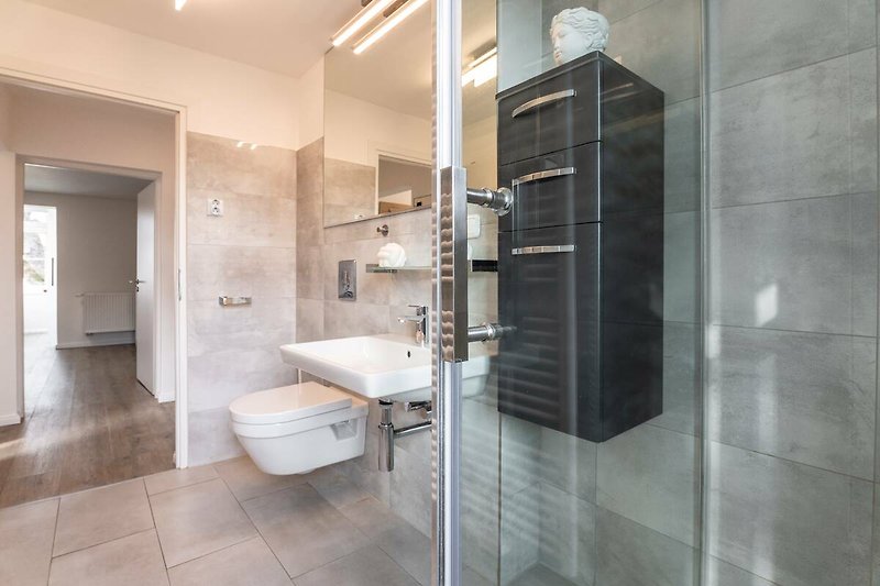 Modernes Badezimmer mit Wellnessdusche und WC