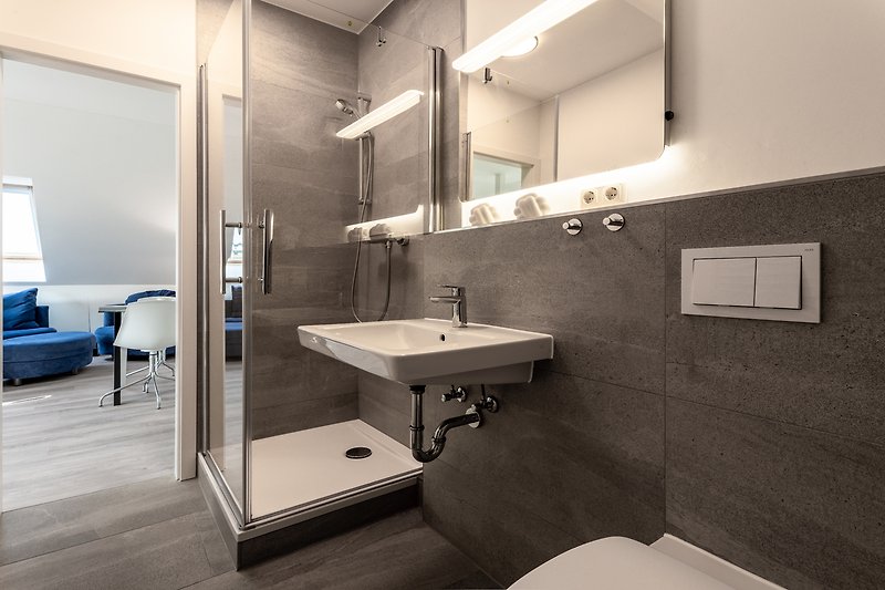 Modernes Badezimmer mit Dusche und WC