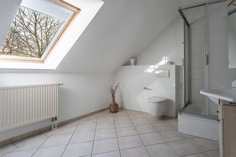 Modernes Badezimmer mit Waschbecken und Fliesen.