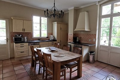 Salón de apartamentos con chimenea y bañera de hidromasaje
