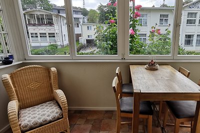 Salón de apartamentos con chimenea y bañera de hidromasaje