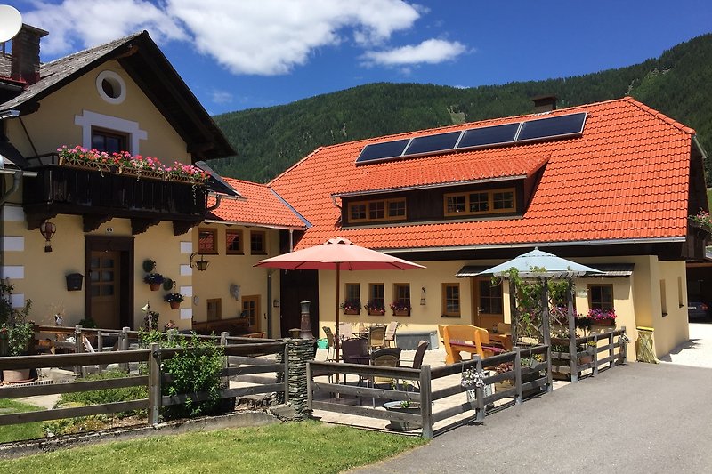 Seitenansicht Gurkhof mit rechts die Ferienwohnungen