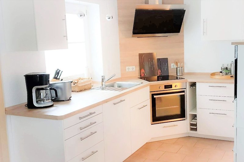 Moderne Küche mit hochwertigen Geräten und stilvollem Design.