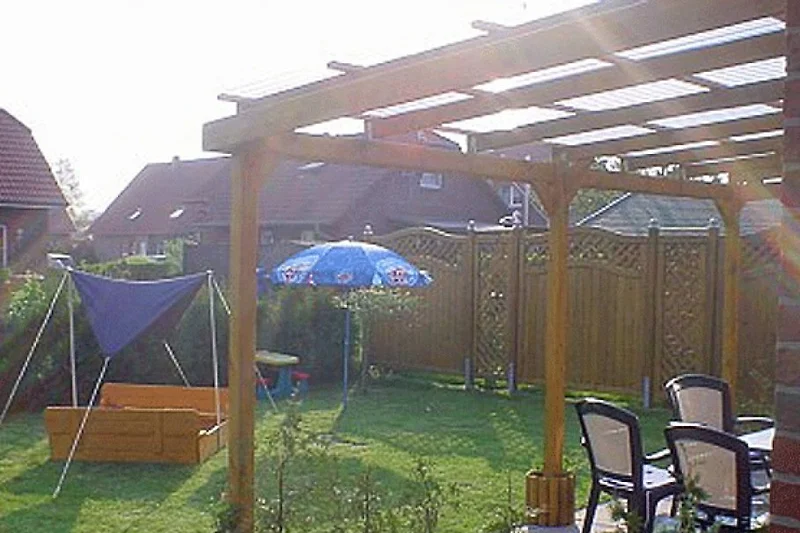 Garten mit Terasse und kleinem Spielplatz