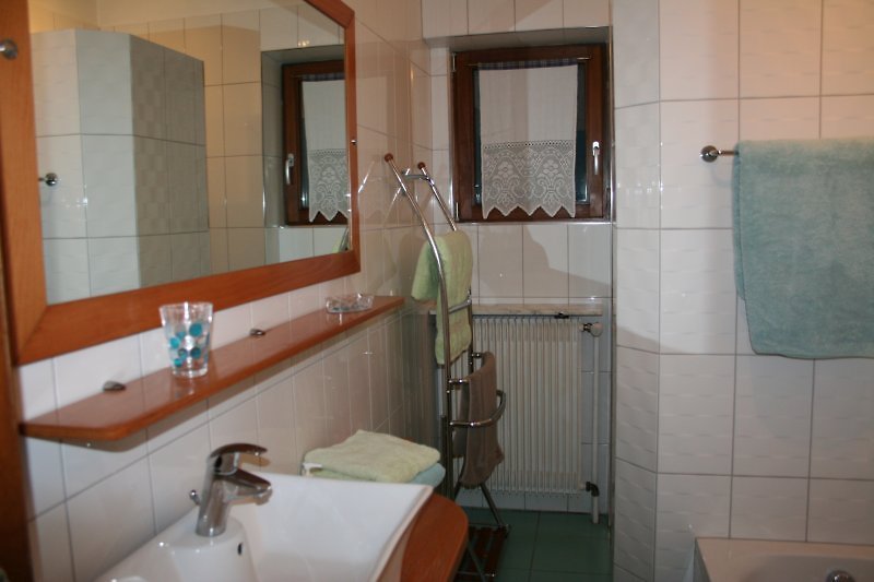 Badezimmer mit Separat Dusche und Badewanne