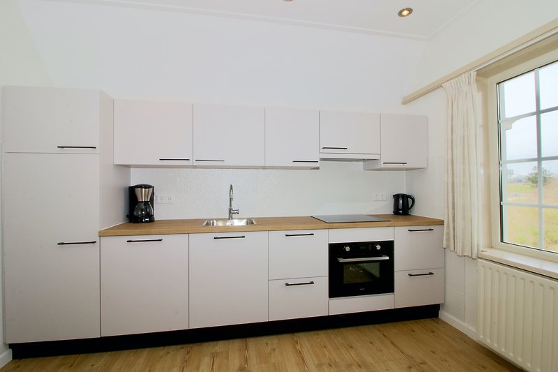 Moderne Küche mit Holzakzenten, Granitarbeitsplatte und Edelstahlgeräten.