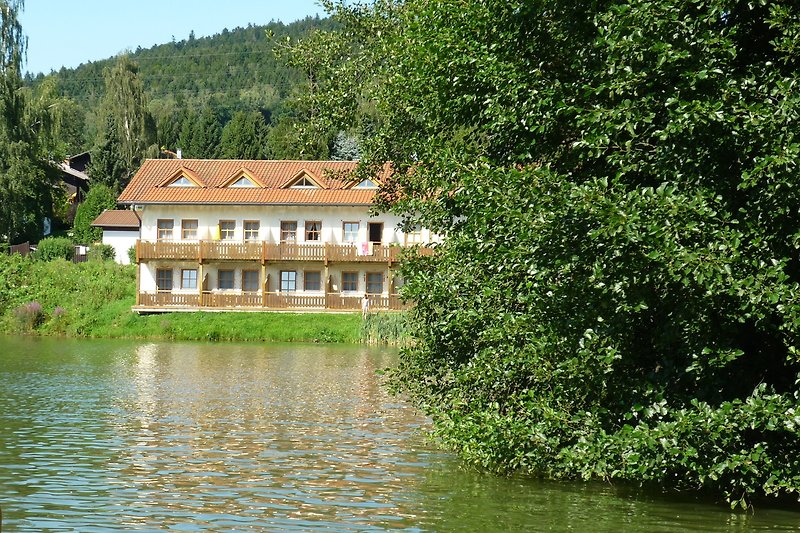 Schönes Haus mit Blick auf den See und umgeben von Natur.