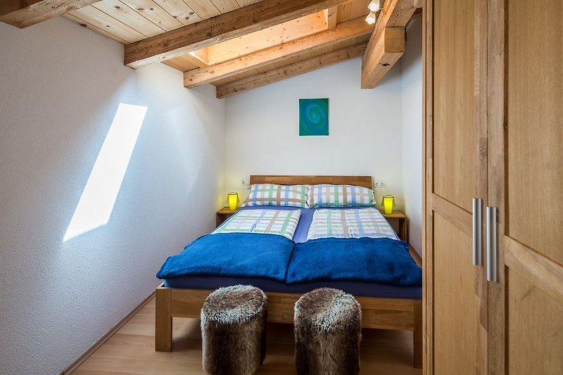 Kleines Schlafzimmer mit Doppelbett