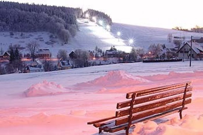 Skilift Rugswalde beleuchtet un beschneit