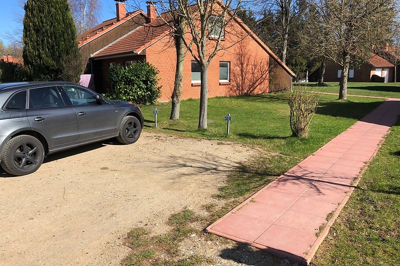 Der Parkplatz zum Haus mit neuem Weg zum Eingang (2019)