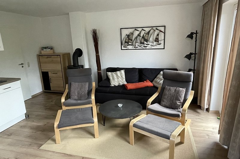 Stilvolles Wohnzimmer mit bequemer Couch und gemütlichen Lesesesseln