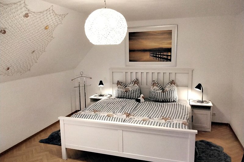Ein stilvolles Schlafzimmer mit Holzbett und moderner Einrichtung.