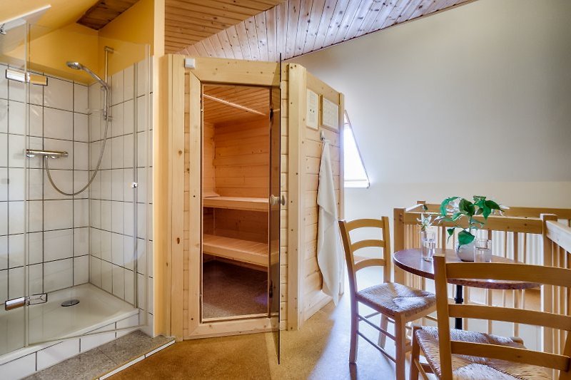 Saunazimmer mit Dusche und Relaxliege