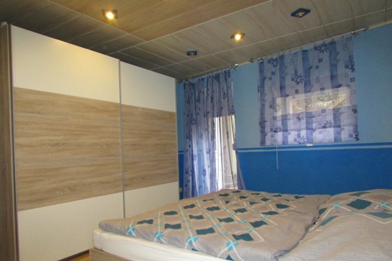 modernes Schlafzimmer mit Doppelbett