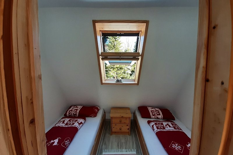 EG-Schlafzimmer mit Fenster zum Garten