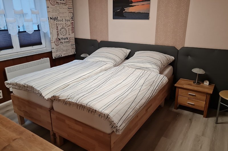Schlafzimmer mit Holzmöbeln und bequemem Bett.