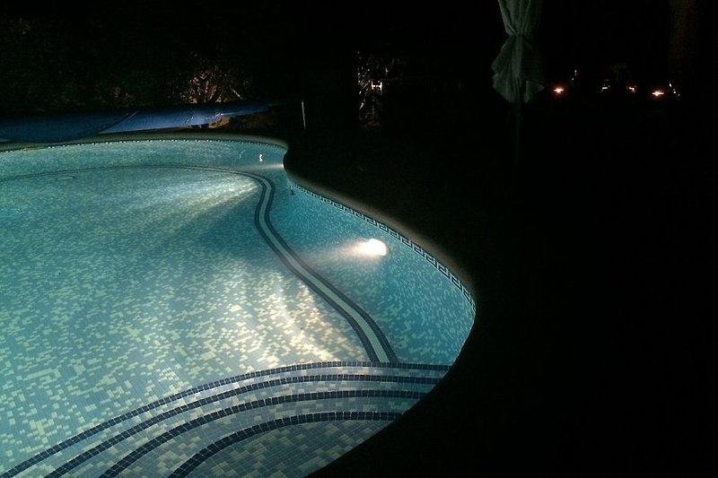 Der Pool bei Nacht - wunderschön beleuchtet