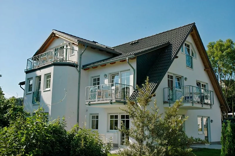 das Dünenhaus mit den 2 Balkonen der Wohnung