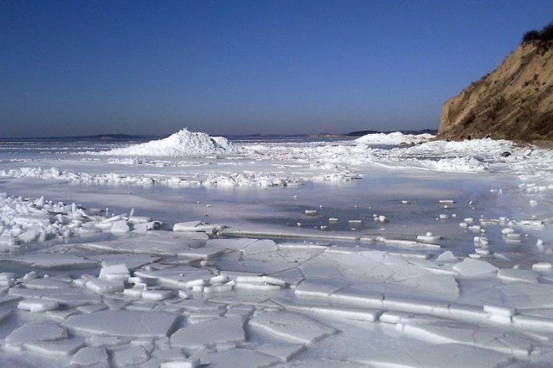 Banchi di ghiaccio sulla spiaggia