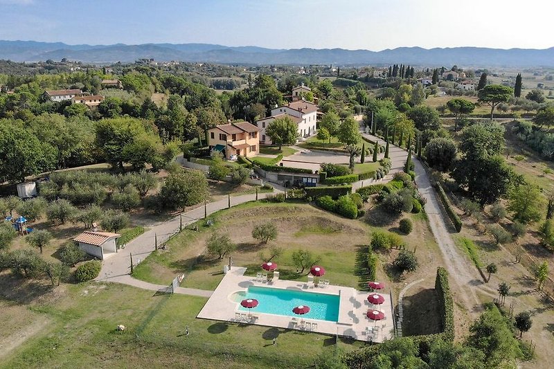Panorama des Schwimmbades, des Parks, der Villa Maura und der Scuola di Furio