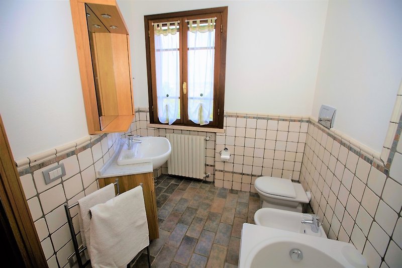 Das Badezimmer mit Badewanne in villa Maura