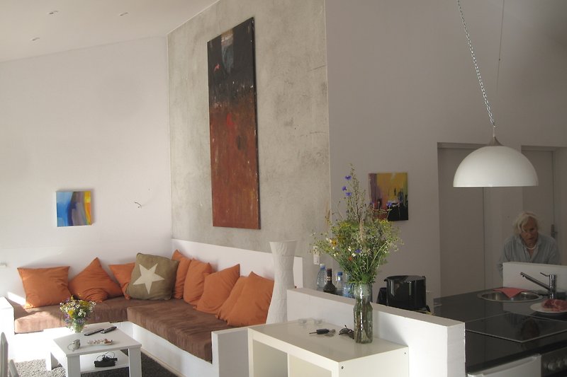 Modernes Wohnzimmer mit elegantem Design und stilvoller Beleuchtung.