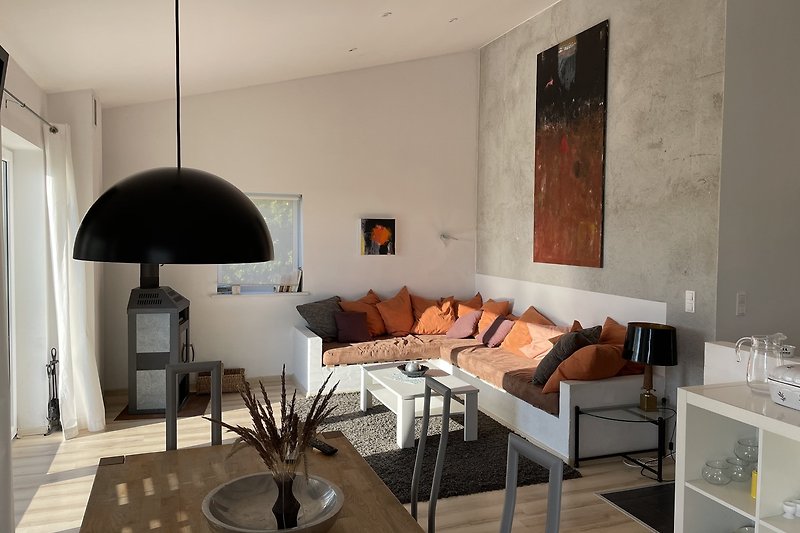 Modernes Wohnzimmer mit stilvoller Einrichtung und angenehmer Beleuchtung.