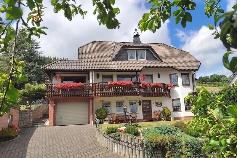 Sommeransicht der Ferienwohnung Haus Dorthee in Winterberg mit idyllischem Garten und malerischer Landschaft.