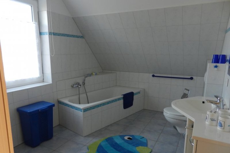 großes Bad im Obergeschoss ein zweites Duschbad/WC  im Erdgeschoss