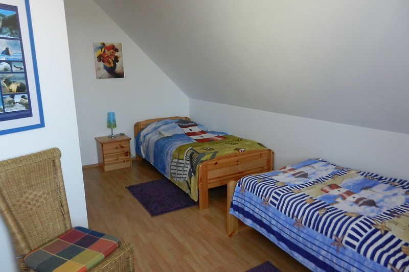 Gemütliches Schlafzimmer mit Holzmöbeln und blauen Akzenten.