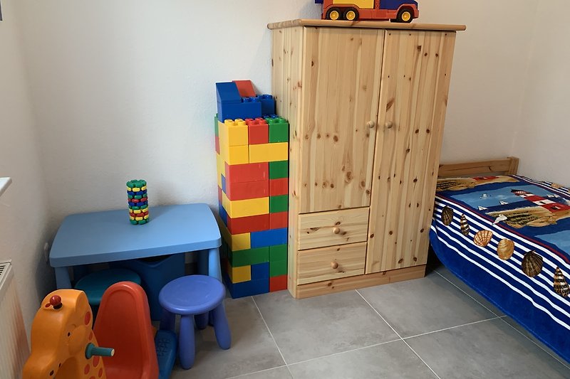 Gemütliche Einrichtung mit Holzmöbeln und Spielzeug für Kinder.
