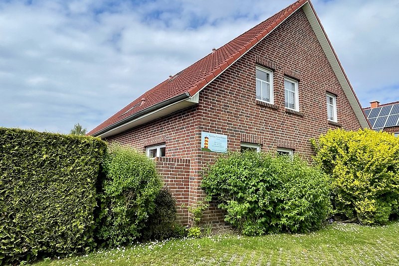 Charmantes Anwesen mit Garten, Bäumen und malerischem Ausblick.