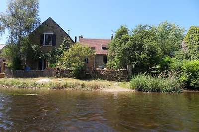 Maison de pêcheur au bord de la rivière près de Vézelay