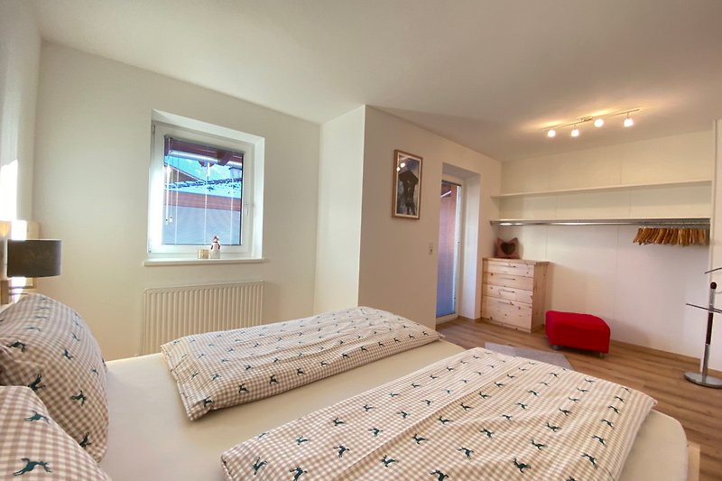 Ferienhaus Anna-Lena, neues Schlafzimmer mit begehbaren Schrank