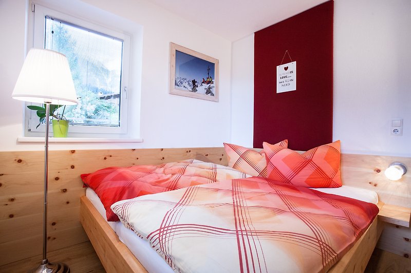 Ferienhaus Gabriel Gemütliches Schlafzimmer mit stilvoller Einrichtung und Holzboden.