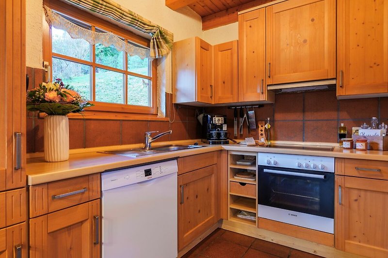 Schöne Küche mit Holzmöbeln und Fensterdekoration.