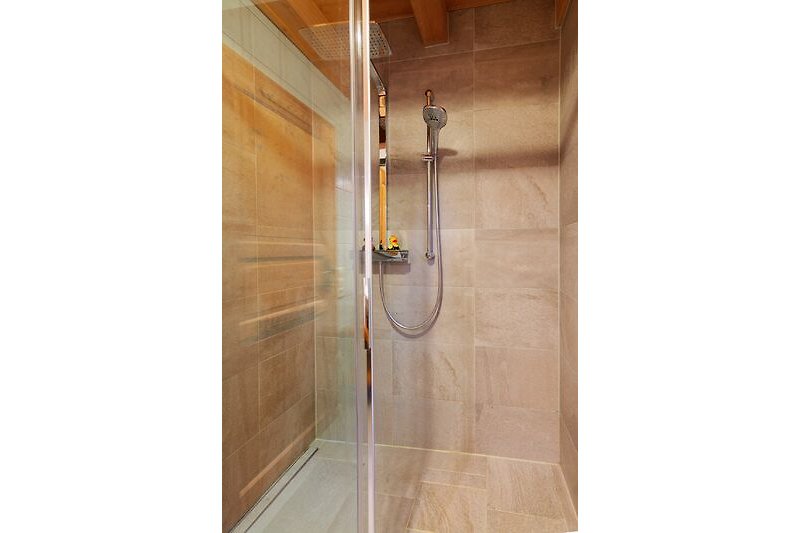 Moderne Dusche mit Glasduschtür und stilvollem Design.