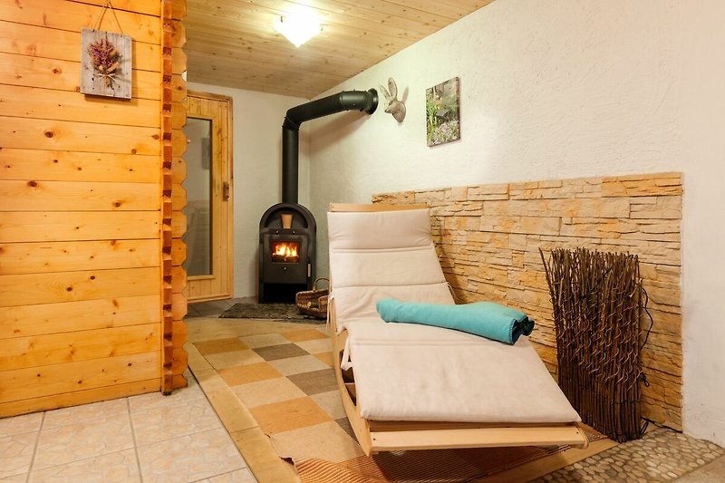 Gemütlicher Wellnessbereich mit Sauna und Holzmöbeln und gemütlicher Beleuchtung.