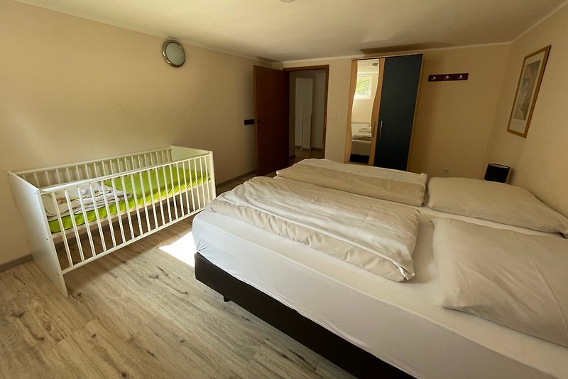 Doppelzimmer mit Kinderbett