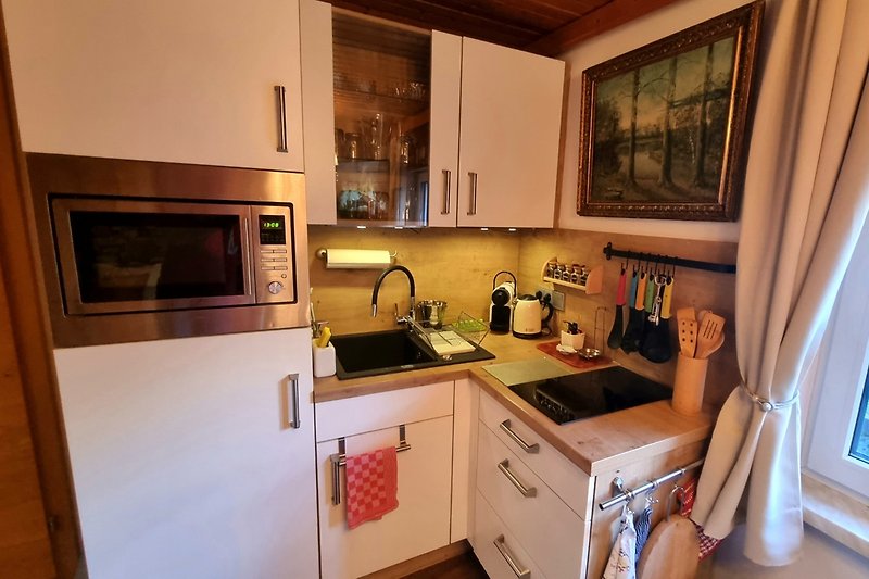 Einladende Küche mit modernen Geräten und stilvoller Einrichtung.