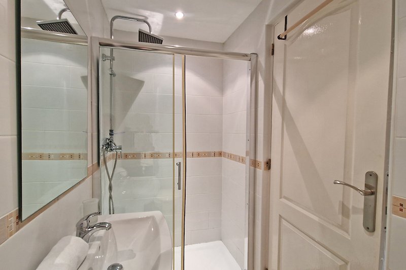 Badezimmer mit Dusche untere Etage