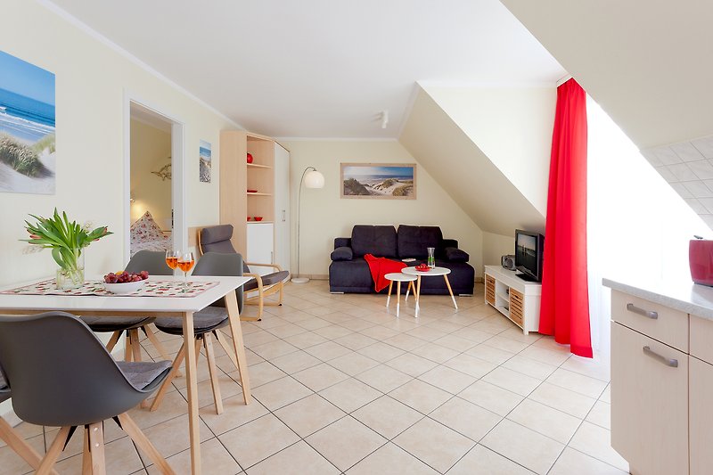 Gemütliche Wohnung mit stilvoller Einrichtung, Holzboden und bequemer Couch.