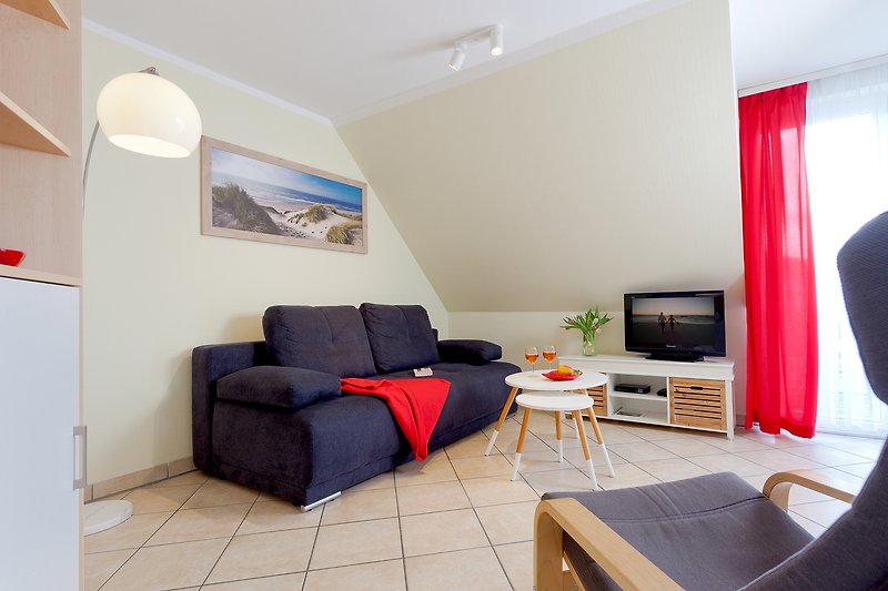 Gemütliche Wohnung mit stilvoller Einrichtung, Holzboden und bequemer Couch.