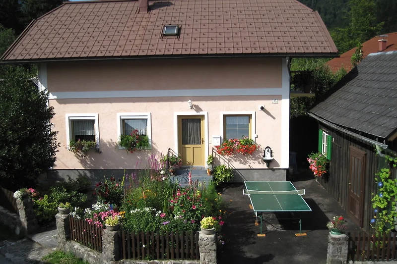 Welkom in het vakantiehuis "Alpenblick". Hier kunt u genieten van een adembenemend uitzicht op de bergen en ontspannen in een gezellige en comfortabele omgeving. Ons huis biedt alle voorzieningen die u nodig heeft voor een perfecte vakantie, waaronder een