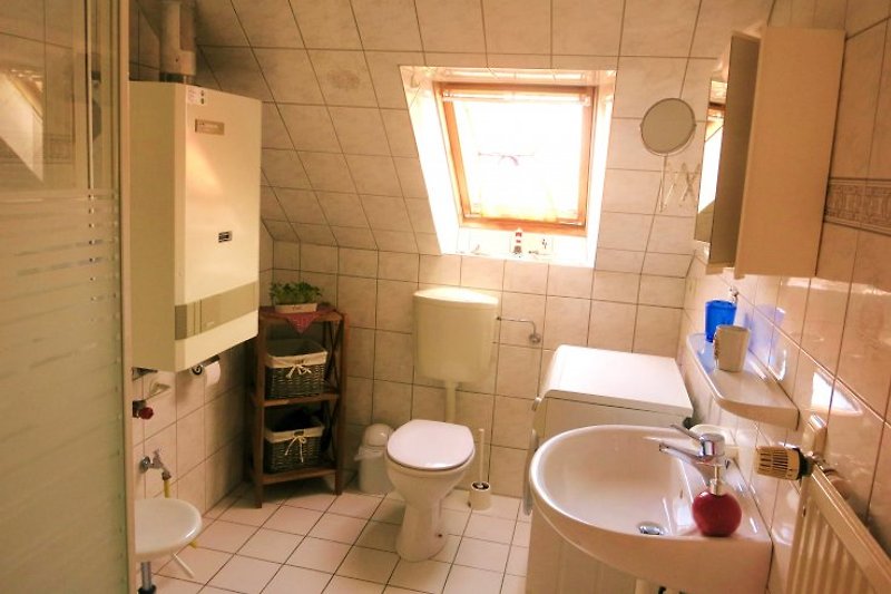 Bad im OG mit Dusche, WC, WT und Waschmaschine