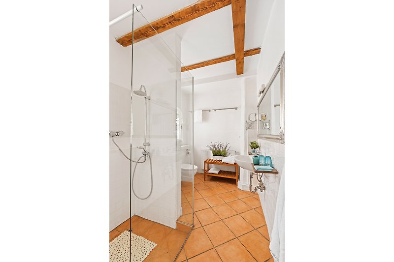 Gemütliches Badezimmer mit stilvoller Inneneinrichtung.