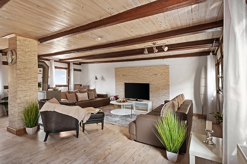 Gemütliches Wohnzimmer mit Holzboden und stilvoller Inneneinrichtung.